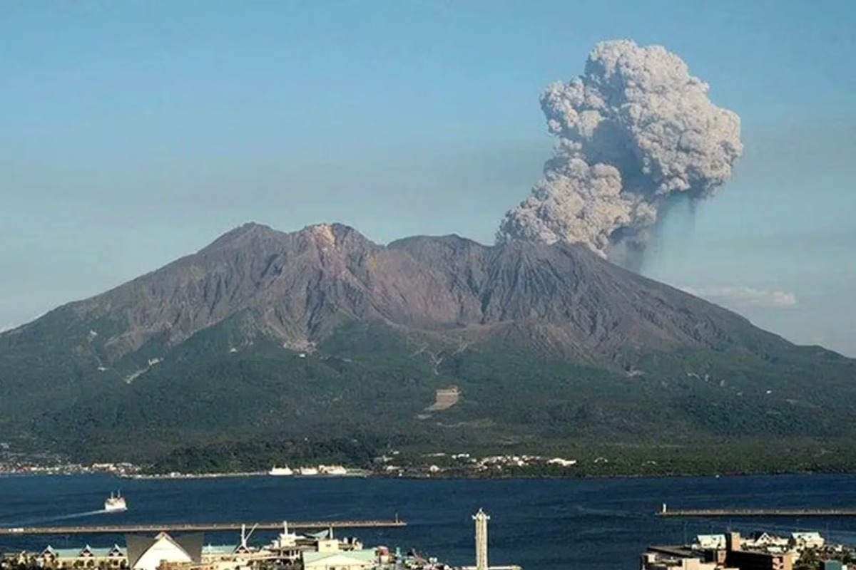 Vulcão Sakurajima está localizado na ilha de Kyushu, no Japão.