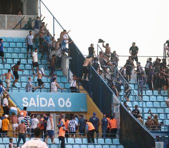 Imagem - Avaí divulga nota e culpa torcida do Remo por briga nas arquibancadas da Ressacada