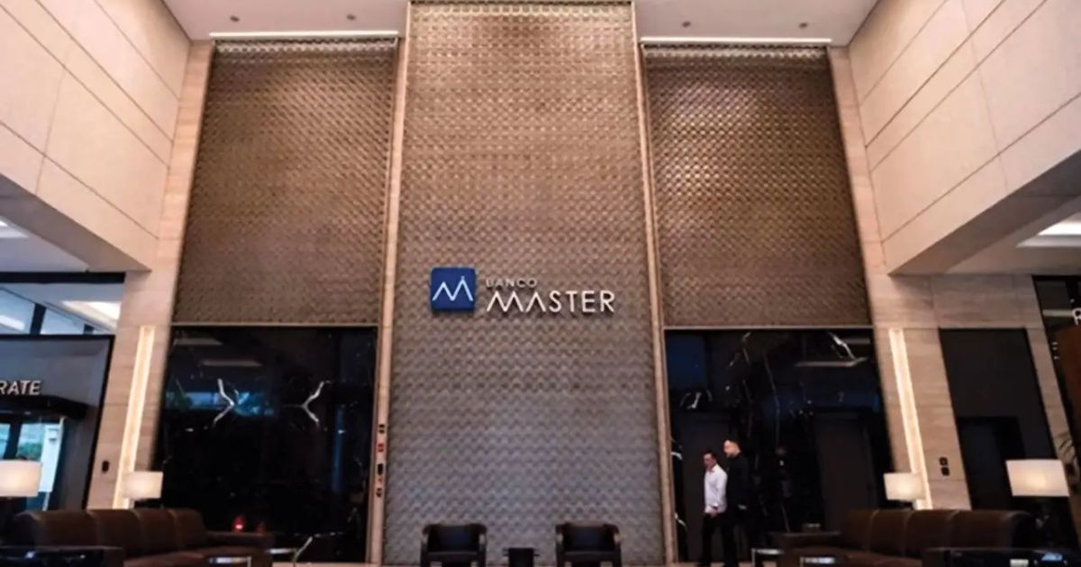 Instituição é liquidada após crise financeira, suspeitas de má gestão e prisão do presidente do banco