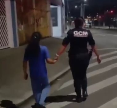 Imagem - Criança autista é resgatada e acompanhada a pé por 4 km até chegar em casa