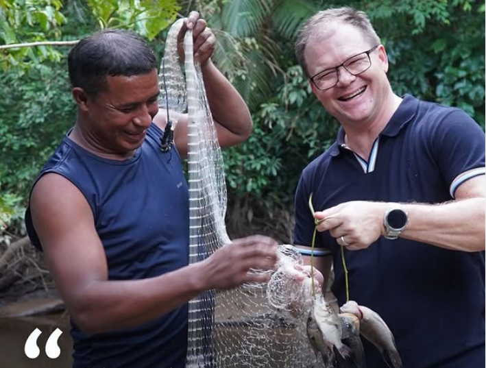 Carsten Scheineder com pescador da Amazônia.