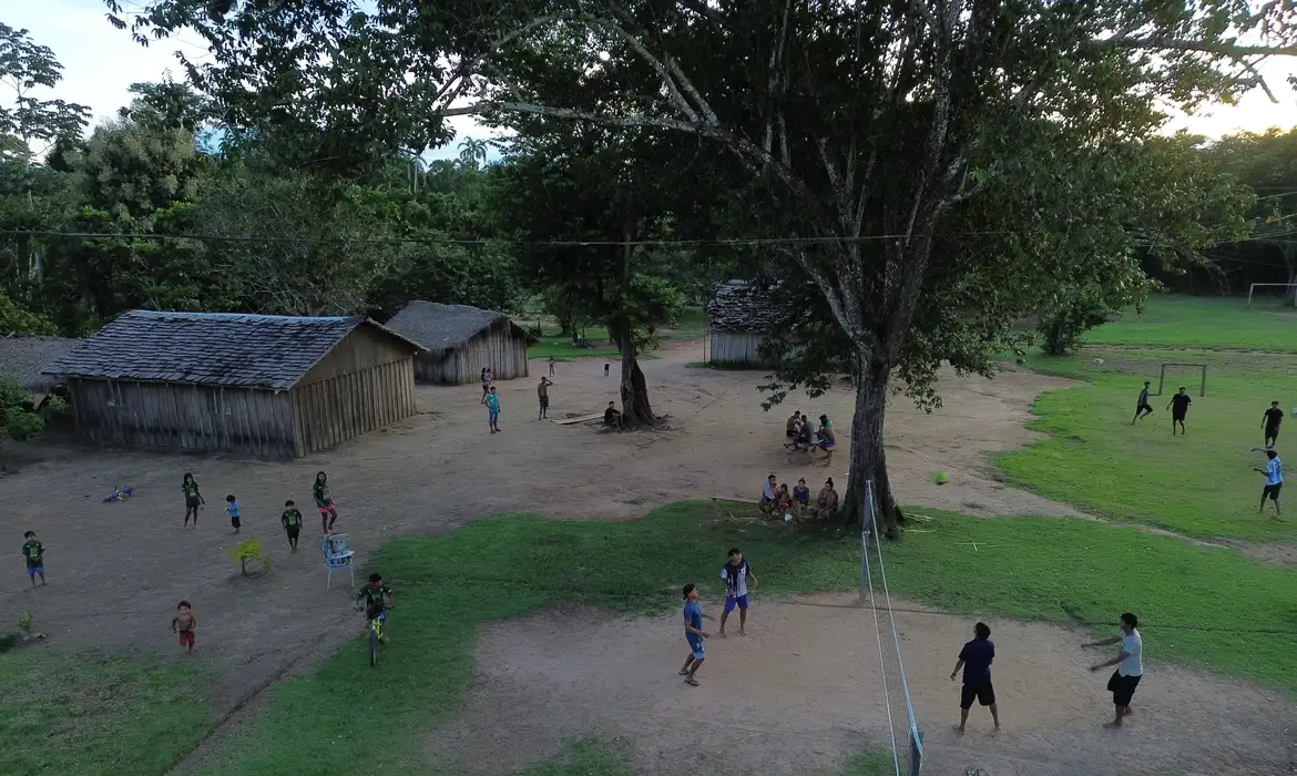 (De acordo com a ministra, do total de 63 milhões de hectares de terras indígenas e quilombolas a serem regularizadas até 2030.)