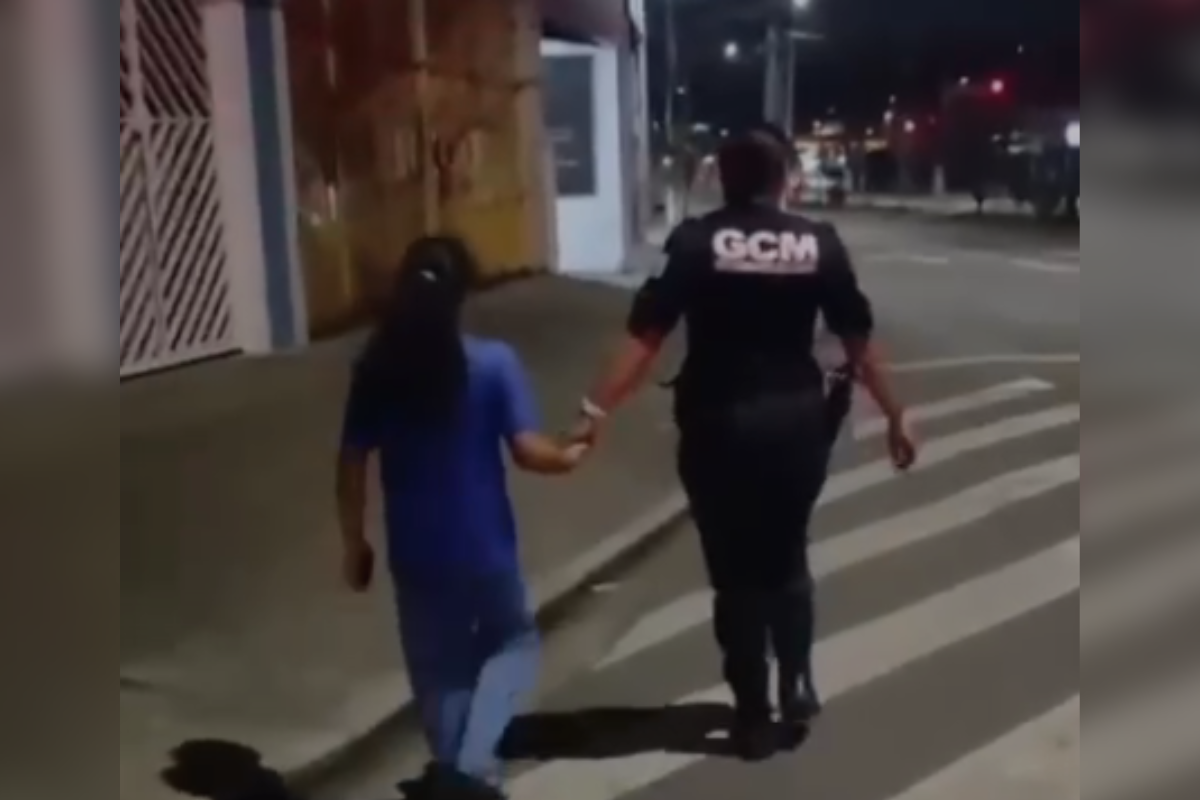 Guardas municipais acompanham a criança por 4 km até casa da família; pais dormiam e não perceberam a saída do filho
