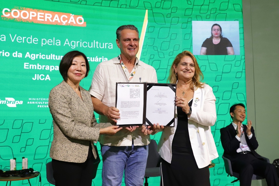 Katsura Miyazaki, Carlos Fávaro e Silvia Massruhá assinaram a acordo; ao fundo, o embaixador do Japão