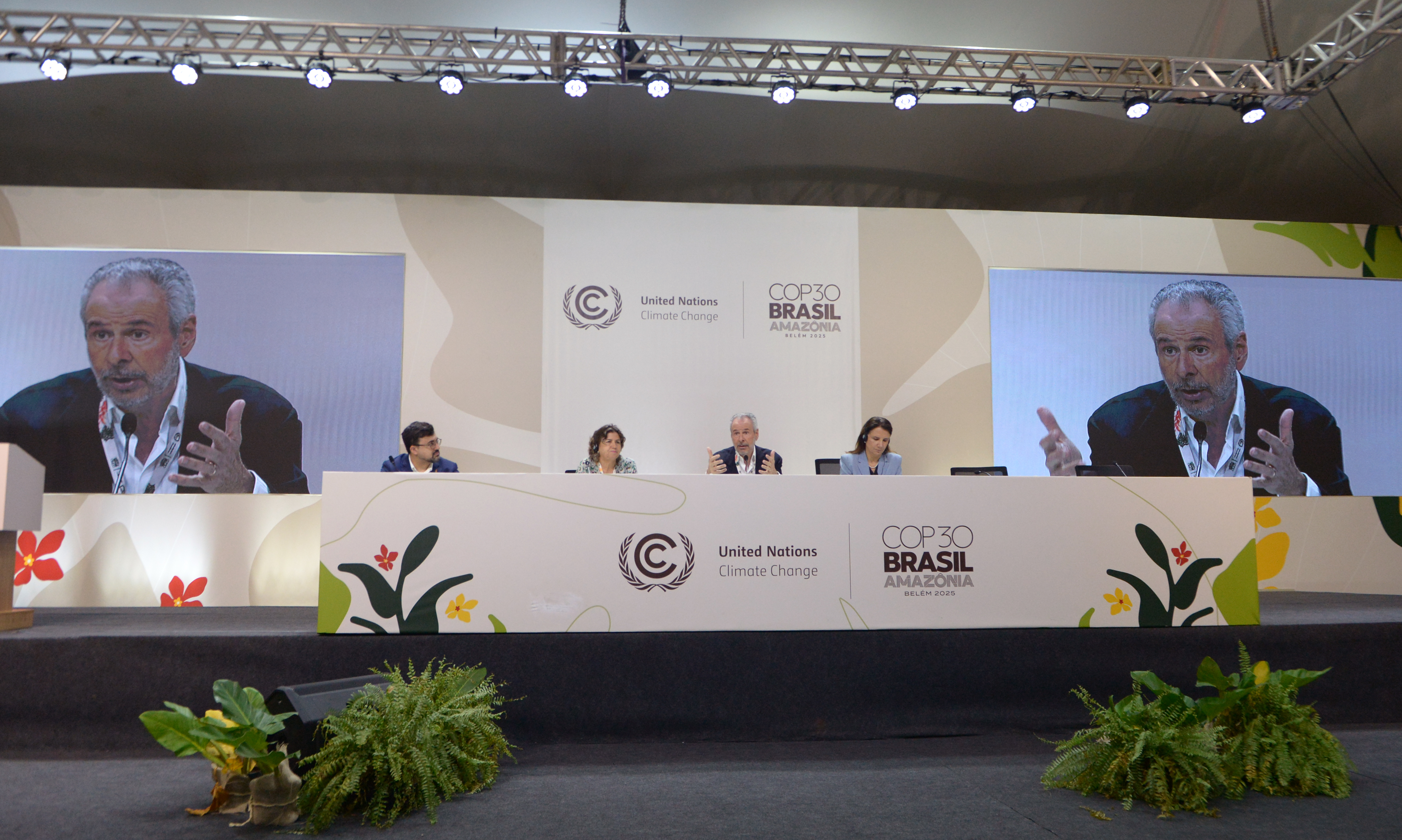 Presidente da COP30, André Corrêa do Lago, a CEO da COP30, Ana Toni e Liliam Chagas, Diretora de Clima do Ministério das Relações Exteriores, participam de entrevista coletiva durante a 30ª Conferência das Partes (COP30)