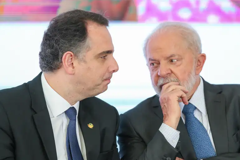 Presidente e senador discutem o futuro da vaga deixada por Barroso na Suprema Corte