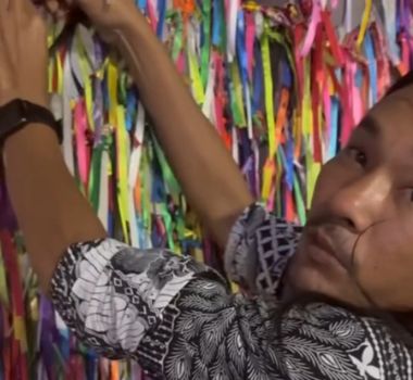 Imagem - Alpinista indonésio retira pulseira do braço e amarra na Basílica Santuário; assista