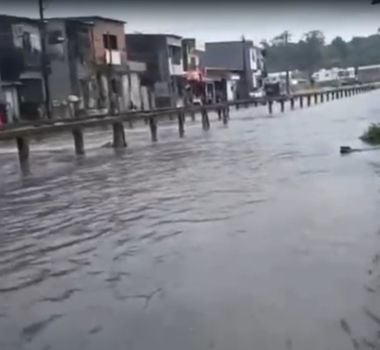 Imagem - Vídeo: canal São Joaquim transborda após forte chuva na tarde desta quarta-feira em Belém