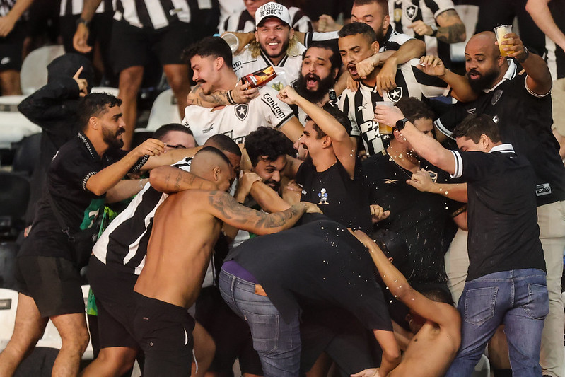 Imagem - Vídeo: Gol de Kadir separa briga entre torcedores do Botafogo no Nilton Santos