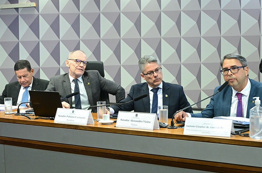 Diretor da Senappen, Antônio Morais (D) apresentou dados sobre o sistema carcerário à CPI do Crime Organizado.