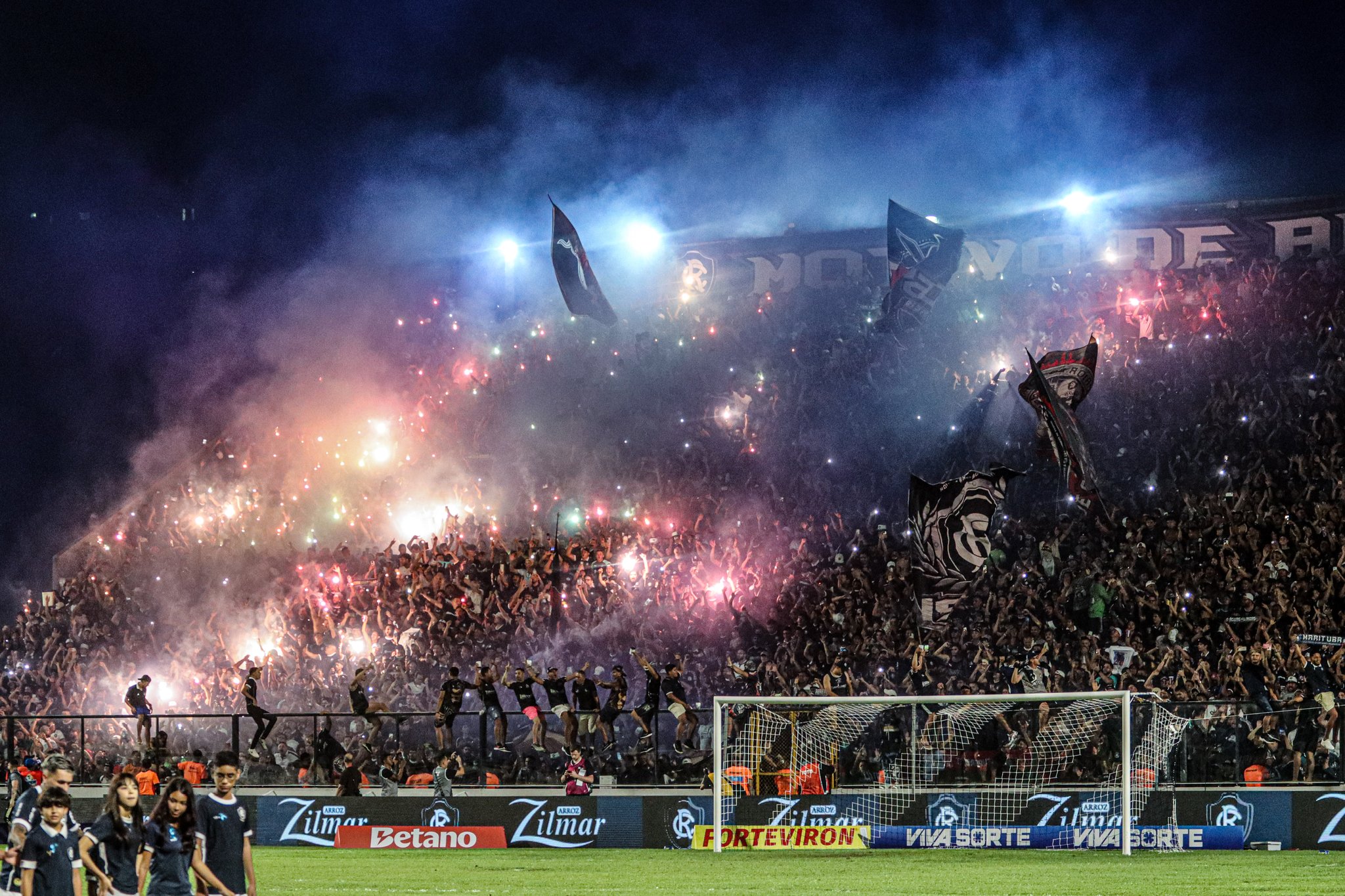 Leão precisa vencer o Goiás e torcer por combinação de resultados - 