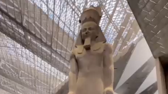 O GEM, inaugurado perto das pirâmides de Gizé, impressiona pela arquitetura e pela coleção de Tutancâmon, mas vira assunto nas redes pela quantidade de visitantes que caem no espelho d’água do átrio.