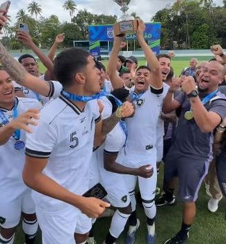 Imagem - Com lateral revelado pelo Remo como capitão, Botafogo derrota Vasco e conquista Carioca Sub-20