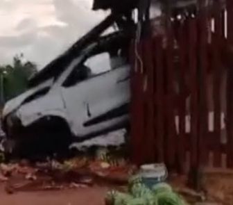 Imagem - Vídeo: carro invade ponto comercial às margens da PA-124 no Pará