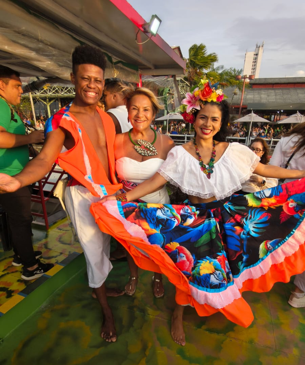 A jornalista Célia Pinho aproveitou o passeio com muito carimbó