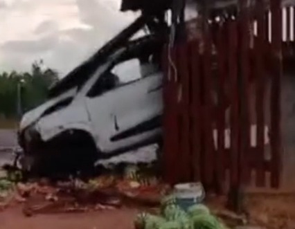 Imagem - Vídeo: carro invade ponto comercial às margens da PA-124 no Pará