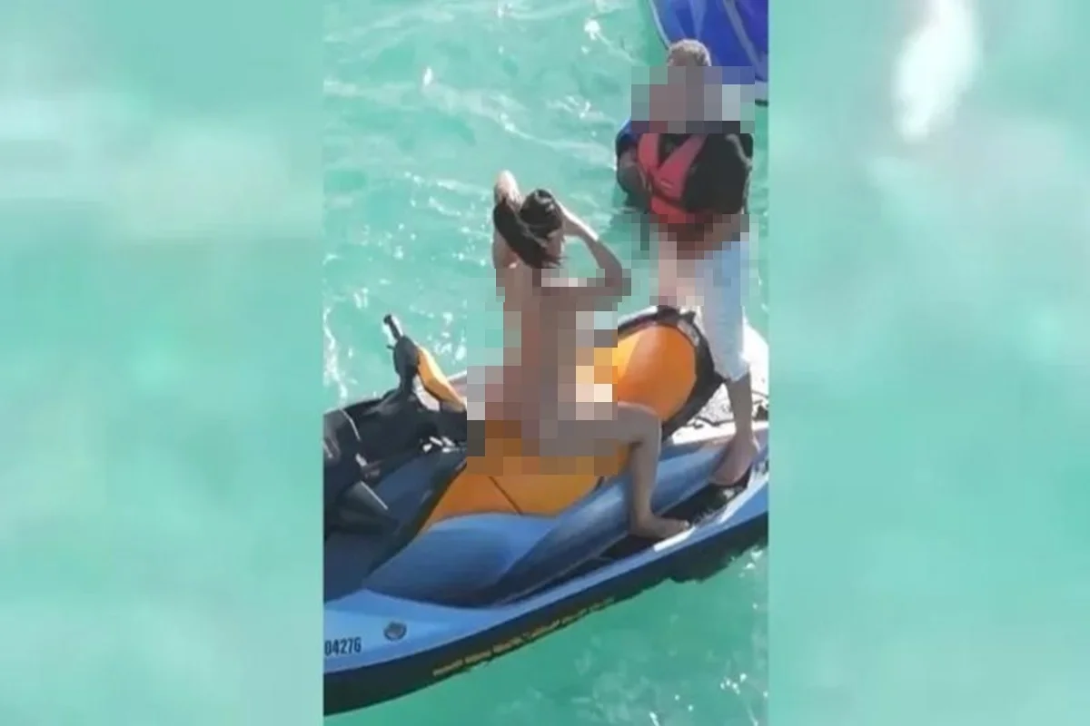 Nas imagens, um homem e uma mulher aparecem despidos, fazendo sexo em cima de um jet ski.