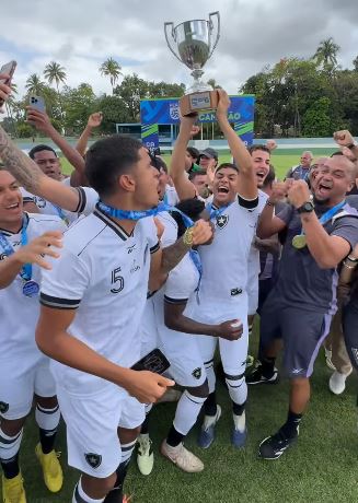 Imagem - Com lateral revelado pelo Remo como capitão, Botafogo derrota Vasco e conquista Carioca Sub-20