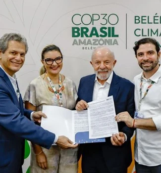 Imagem - Lula recebe carta de prefeitos e é cobrado por mais protagonismo dos municípios na COP30
