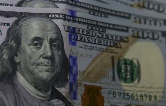 Dólar supera R$ 5,40 em meio a ajustes externos e tensão política