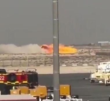 Imagem - Caça indiano cai durante show aéreo em Dubai; piloto morreu com a explosão