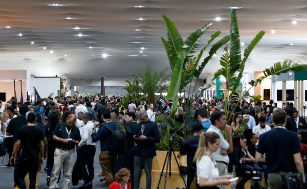 A poucas horas do fim da COP30, negociações prosseguem em Belém