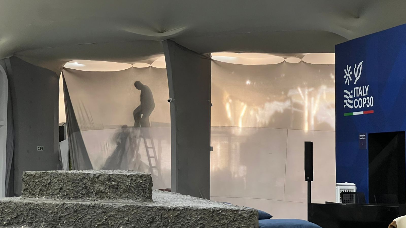 Imagem - Equipes Iniciam retirada de pertences nos pavilhões afetados pelo incêndio na Zona Azul