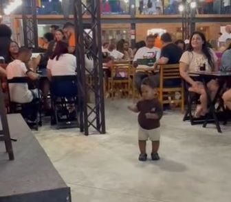 Imagem - Criança rouba a cena em show, toca com a banda e músico pede aos pais: 'comprem uma bateria pra ele!'