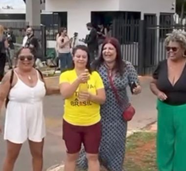 Imagem - Superintendência da PF tem buzinaço e marcha fúnebre após prisão preventiva de Bolsonaro