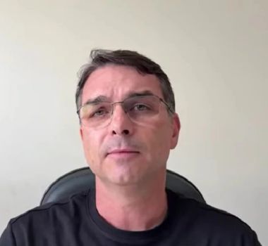 Imagem - Flávio Bolsonaro diz em live: “isso tudo é medo? querem enterrar todos os Bolsonaros vivos?”