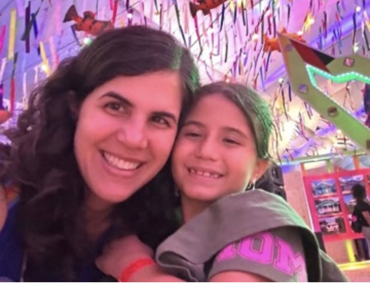 A cirurgiã plástica Cynthia Rocha conseguiu uma folguinha para visitar as exposições e museus abertos, durante a COP 30, juntamente com a filha Malu. 
