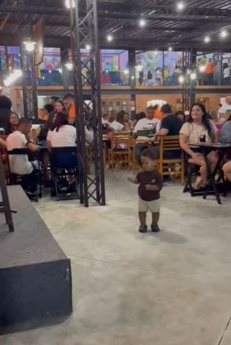 Imagem - Criança rouba a cena em show, toca com a banda e músico pede aos pais: 'comprem uma bateria pra ele!'