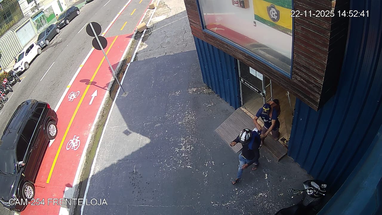 Entrada e saída dos crimonosos foi registrada em vídeo