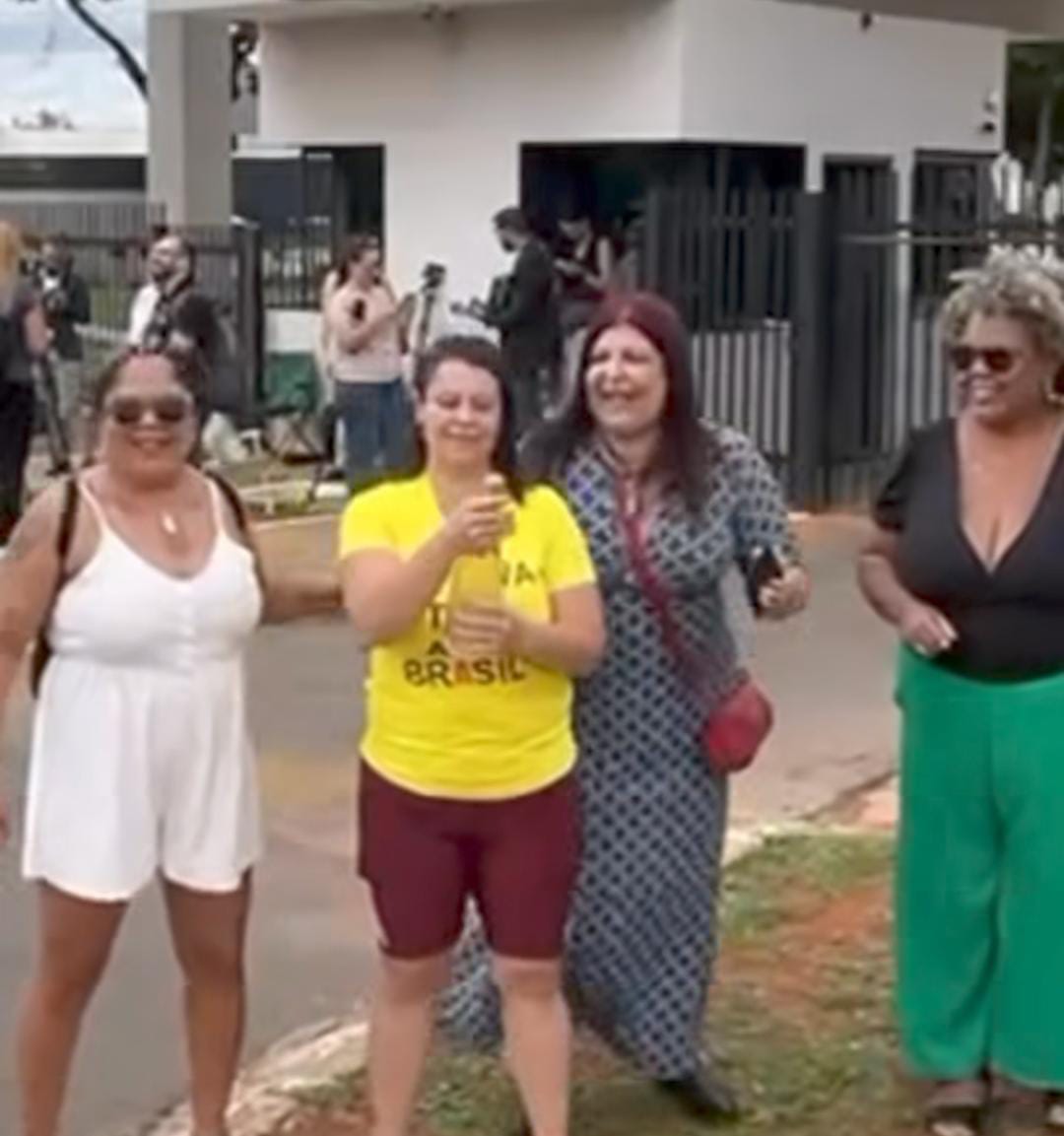 Imagem - Superintendência da PF tem buzinaço e marcha fúnebre após prisão preventiva de Bolsonaro