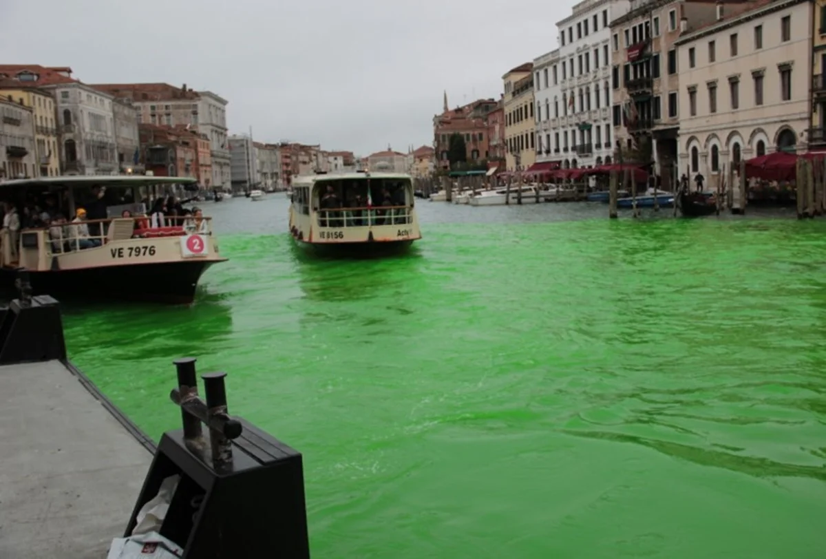 (Canal de Veneza foi tingido com corante verde) 