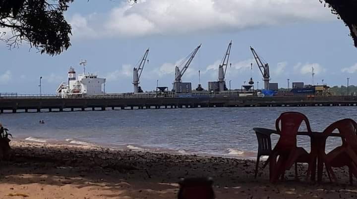 Praia da Brasília, próximo ao porto onde os transatlânticos estão ancorados