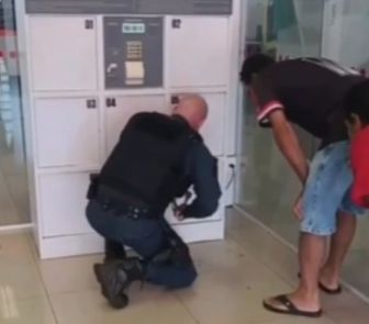 Imagem - Vídeo: garoto fica preso em armário em agência bancária