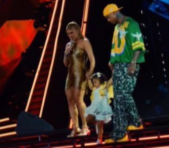 Imagem - Léo Santana e Lore Improta revelam sexo do segundo filho em gravação de DVD; assista