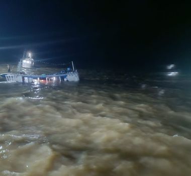 Imagem - Vídeo: barco carregado com açaí colide com trapiche e naufraga no Marajó