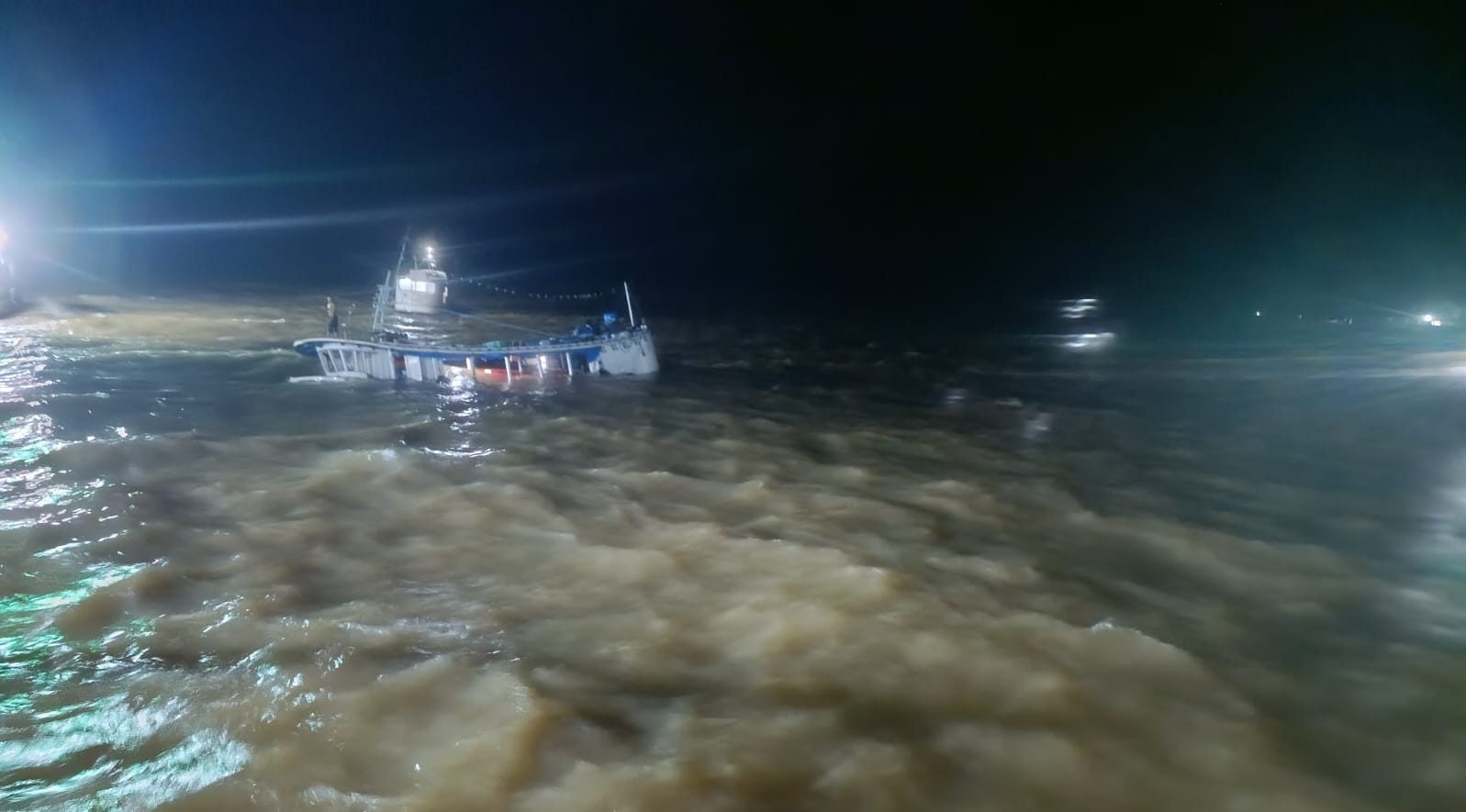 Imagem - Vídeo: barco carregado com açaí colide com trapiche e naufraga no Marajó