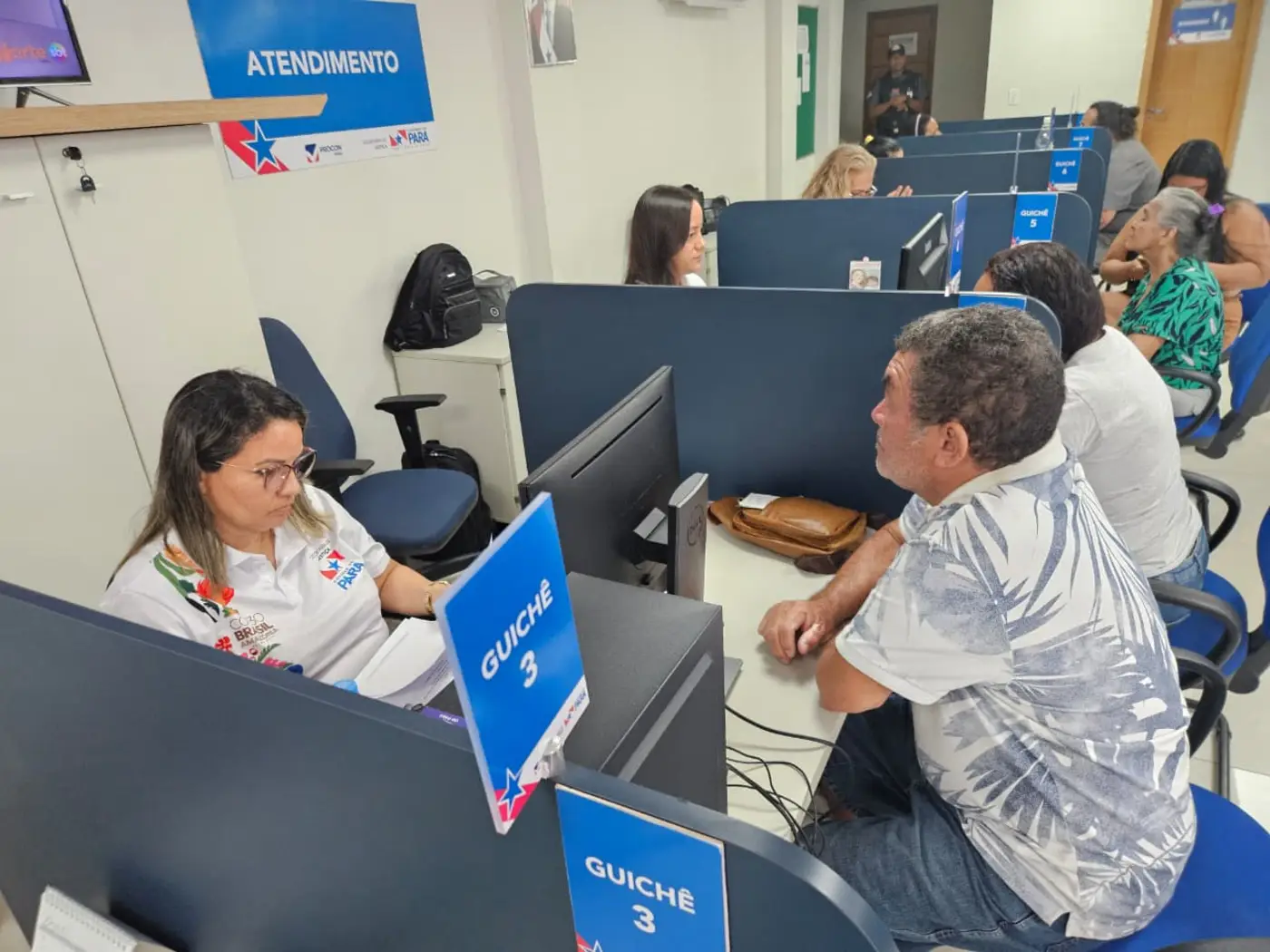 Consumidor sendo atendido em mutirão para orientação e negociação de dívidas. 