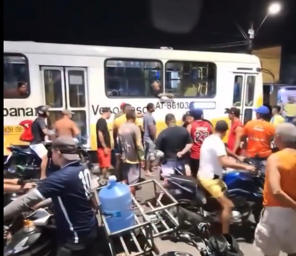 Pedestre é atropelado por motoqueiro ao atravessar na faixa na rodovia do Tapanã em Belém.