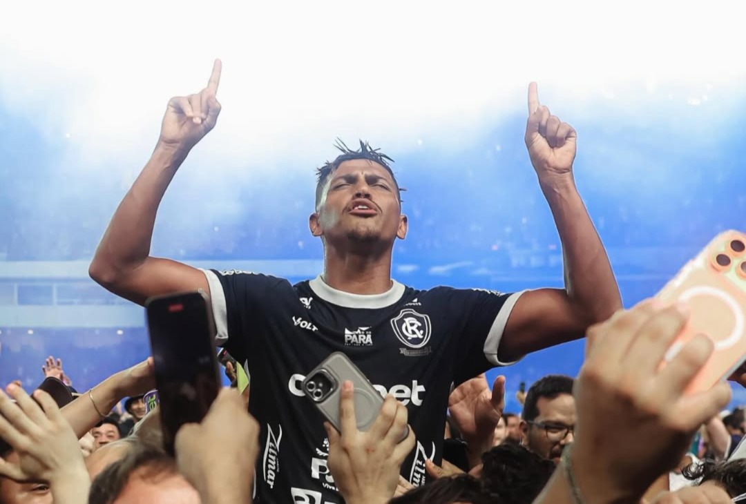 Pedro Rocha, artilheiro da Série B, emocionado após acesso -