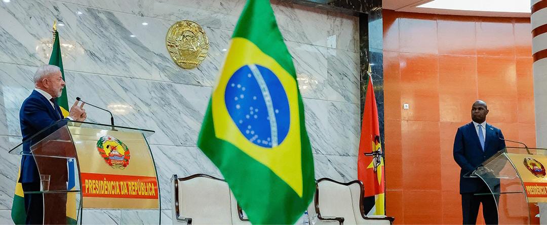 (Presidente Lula discursando em Moçambique, na África) 