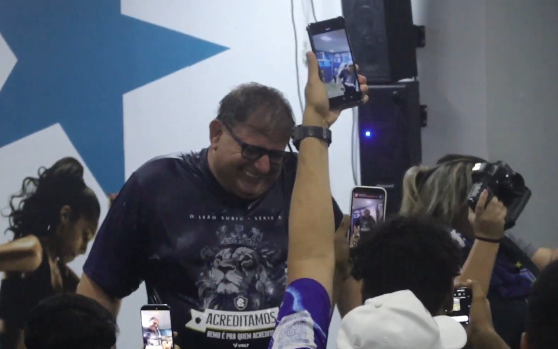 Remo sela retorno à Série A após 31 anos e jogadores surpreendem Guto Ferreira com banho gelado