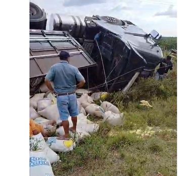 Imagem - Vídeo: trabalhadores ficam feridos após carreta com carga de farinha tombar no Pará