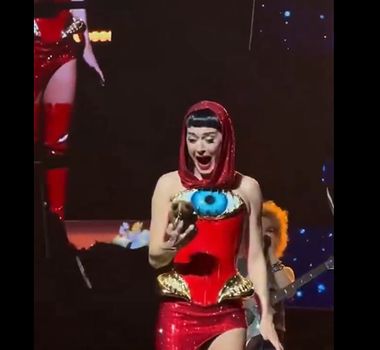 Imagem - ‘Sem Labubus!’:Katy Parry joga longe Labubu que ganhou de fã durante show