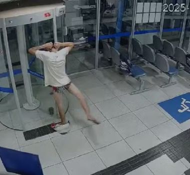 Imagem - Ladrão fica preso em agência bancária após tentativa de furto em Minas Gerais