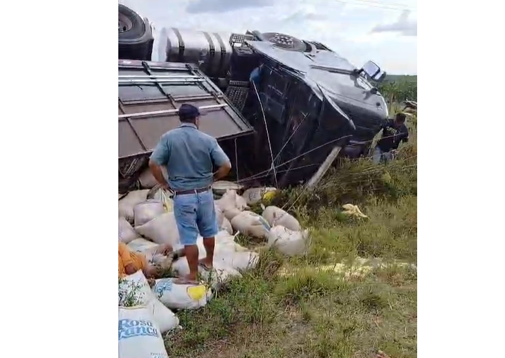 Carreta tombou quando tentava fazer uma curva na rodovia PA-124, zona rural de Garrafão do Norte (PA)