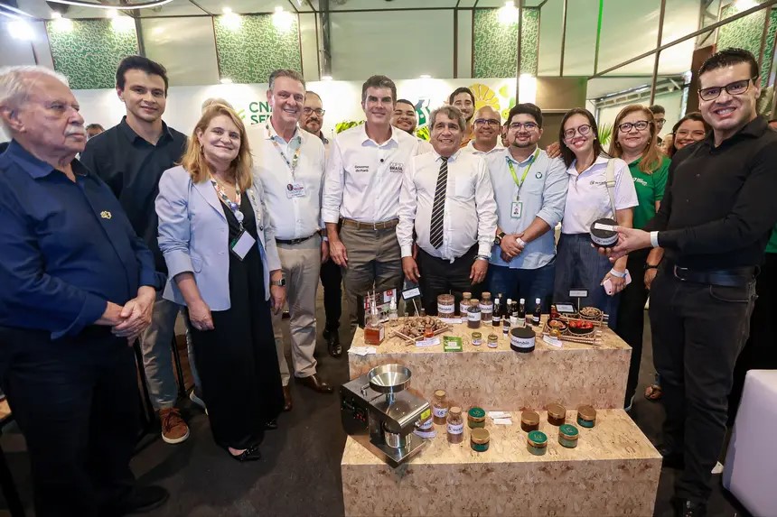 Governador Helder Barbalho visitou stand de pesquisa de combustíveis verdes